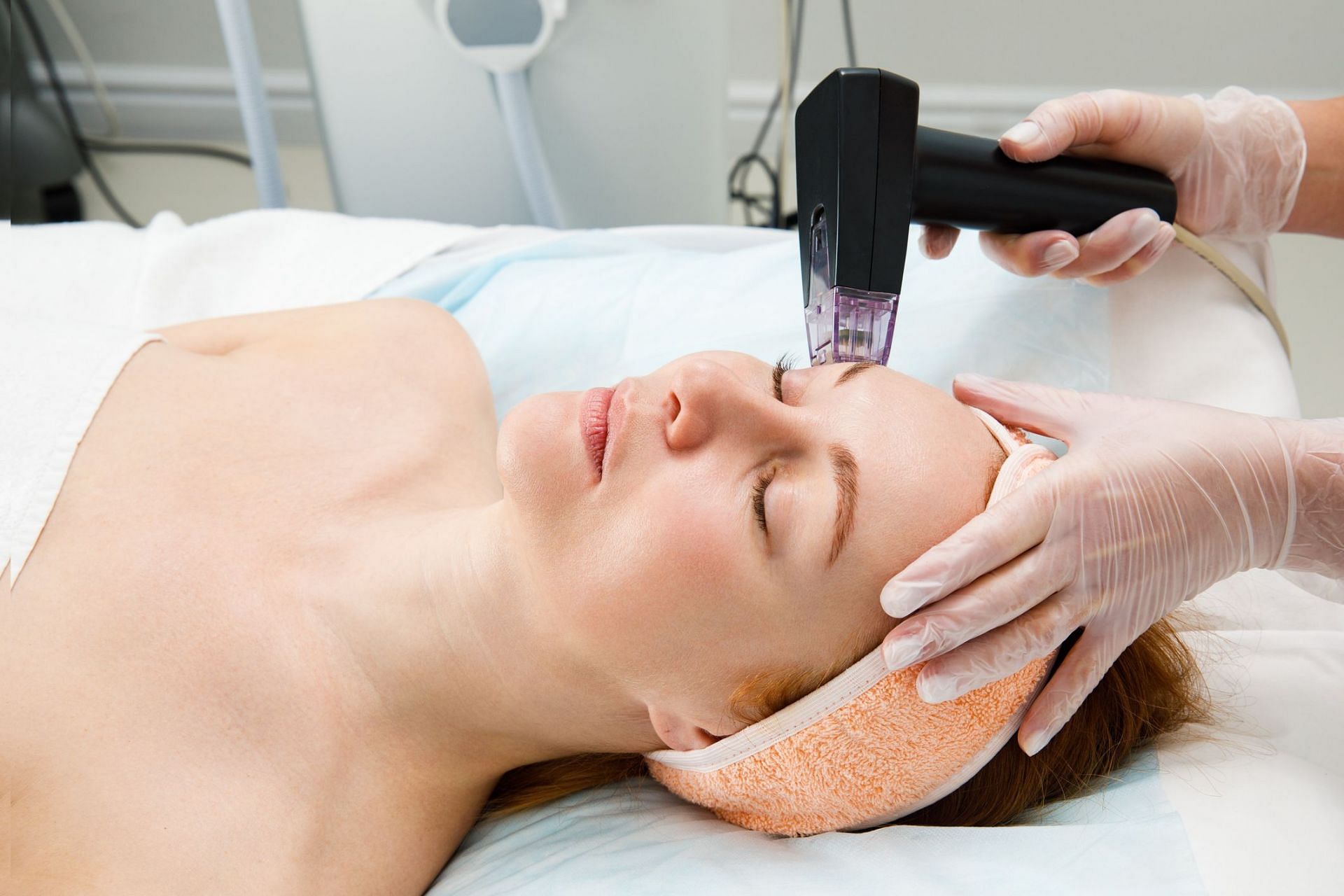 Facial Cupping (Image via Getty Images/Aleksandr Rybalko)